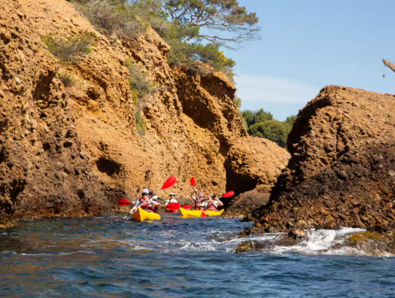 passages entre les rochers anse du mugel en kayak