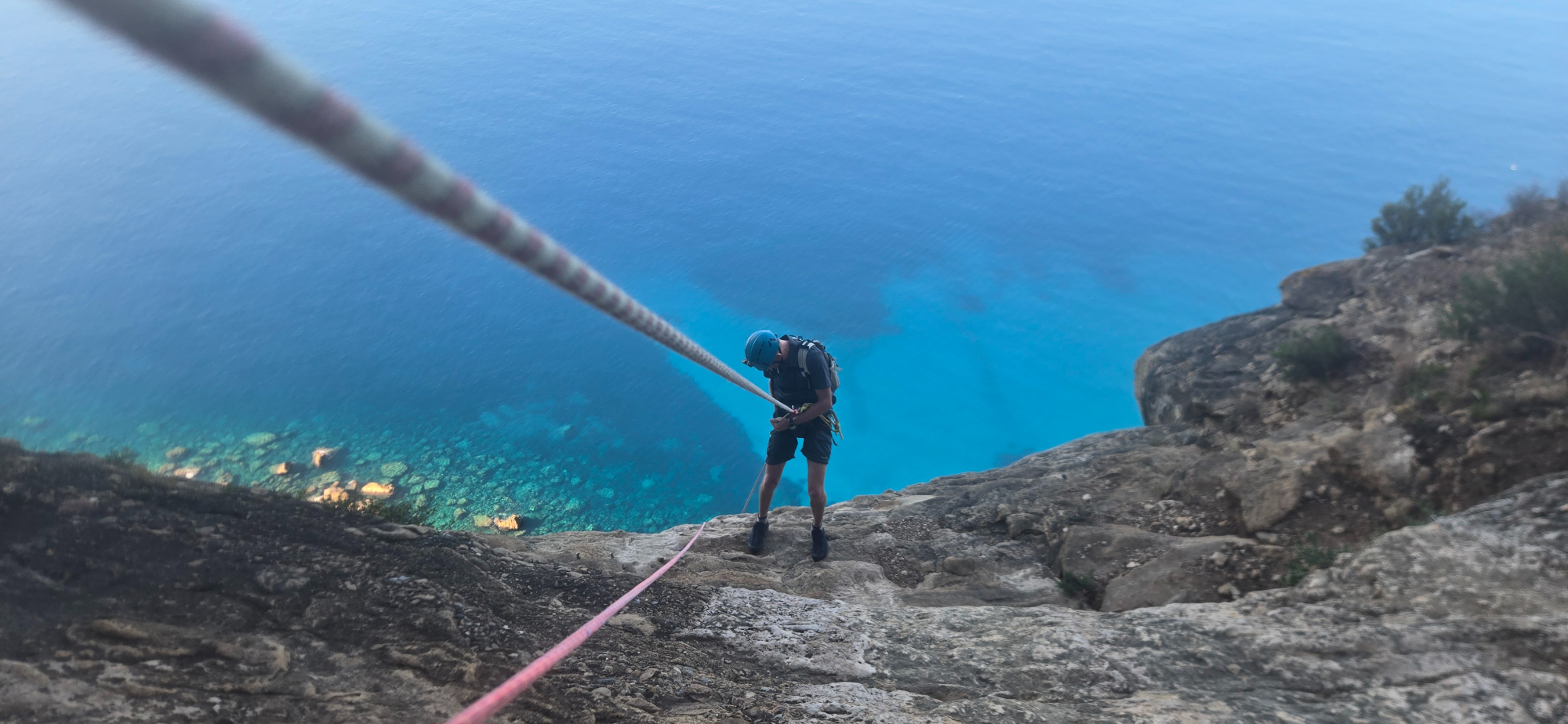 Descente canyon eau vive Canyoning sensation forte sud Aventure encadrée en Provence Rivières et cascades La Ciotat Activité sportive nature pure Escapade canyon pour groupes