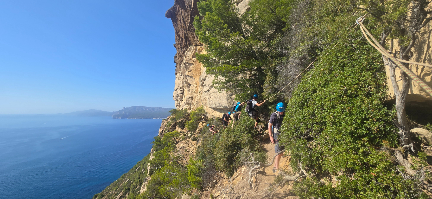 Sentiers côte méditerranéenne Randonnée tout public Escapade nature bord mer Randonnée journée aventure Sentiers sauvages calanques Randonnée paysage et me
