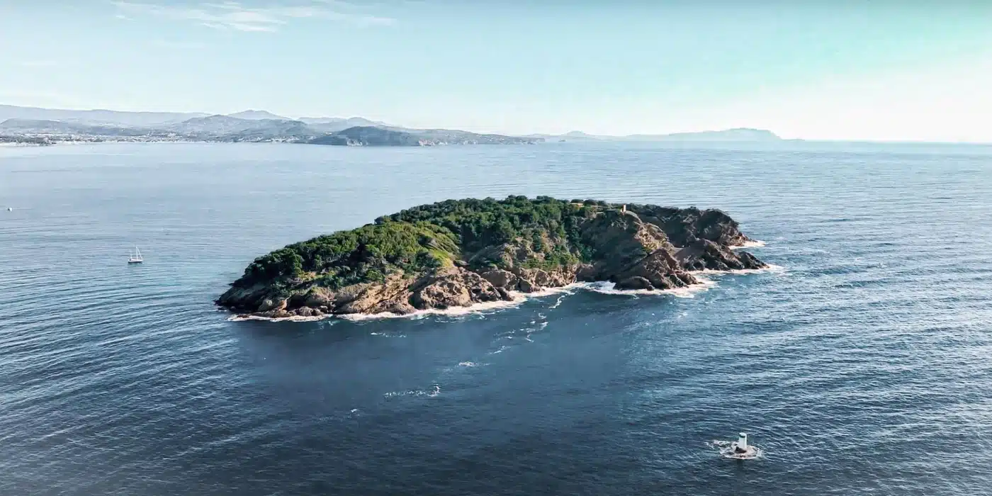 Nature préservée La Ciotat Crêtes panoramiques sud France Escapade photo calanques Paysages maritimes Provence Littoral sauvage La Ciotat Côte rocheuse et criques Vue mer et montagne Criques cachées bord mer Calanques secrètes à explorer Plage et randonnée La Ciotat