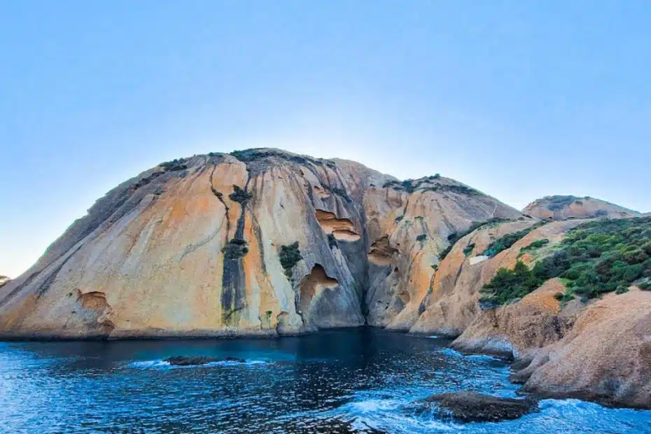 Randonnée aventure encadrée Sentiers nature sauvage Randonnée activité plein air Escapade randonnée guidée Randonnée coucher soleil Exploration criques et plages Randonnée adrénaline modérée Sentiers panoramiques Provence Randonnée faune et flore Découverte calanques isolées Randonnée sportif et nature Excursion randonnée La Ciotat