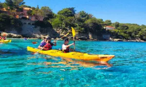kayak de mer dans l'eau turquoise de La Ciotat, proche de Marseille. tour canoe
