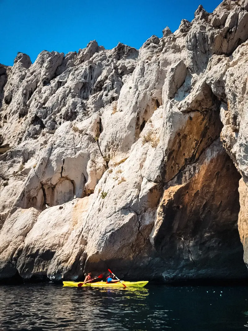 grotte à cassis accessible uniquement en kayak de mer. Tour guidée en mer