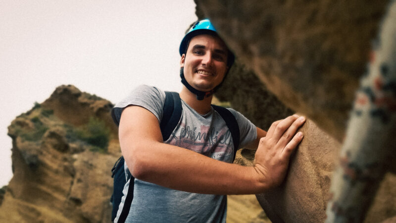 homme qui fait du canyoning la ciotat, de la via corda dans les calanques de Marseille