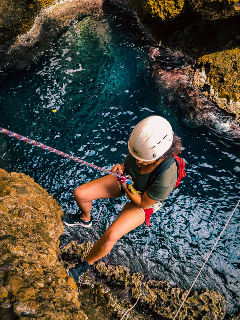 Découvrez la magie des canyons à La Ciotat. Plongez dans les profondeurs de la nature sauvage, entre parois rocheuses et cascades rafraîchissantes