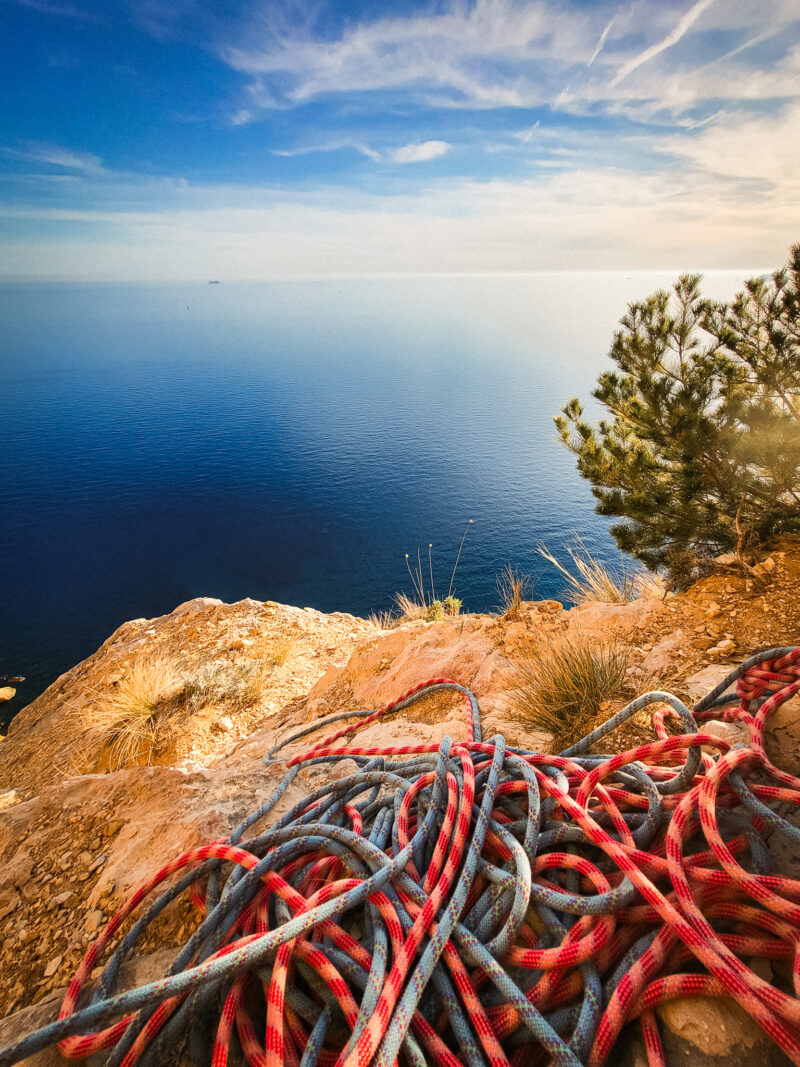 cordes de canyoning, spéléo et escalade et via corda dans un paysage magnifique, le parc national des calanques