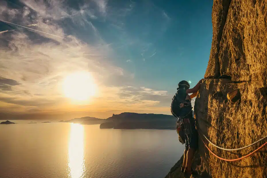 paysage de carte postal exceptionnel sur les hauteurs du cap canaille en activité escalade via corda, coucher de soleil