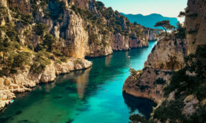 Photo du paysage de la calanque d'en vau, prise d'en haut des rochers sur le parcours d'escalade randonnée cassis