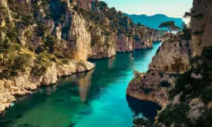 Photo du paysage de la calanque d'en vau, prise d'en haut des rochers sur le parcours d'escalade randonnée cassis