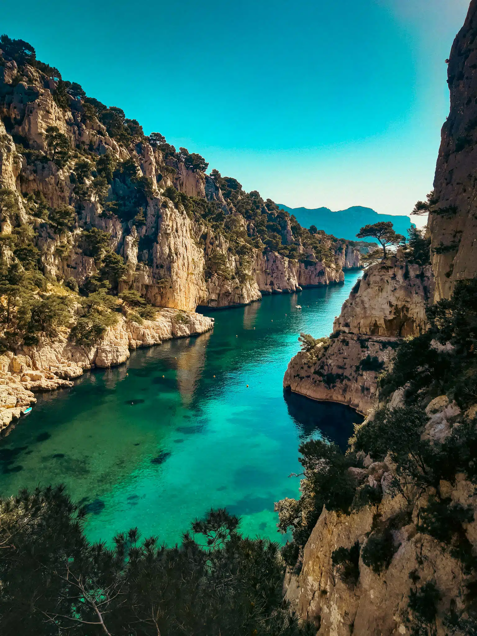 Photo du paysage de la calanque d'en vau, prise d'en haut des rochers sur le parcours d'escalade randonnée cassis