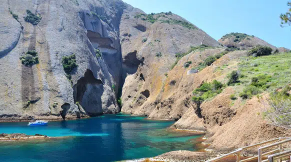 Aventure paysage et nature Falaises abruptes La Ciotat Criques et plages isolées Littoral préservé Provence Exploration calanques secrètes Vue spectaculaire La Ciotat Randonnée panorama calanques Nature sauvage bord mer Crêtes et mer turquoise