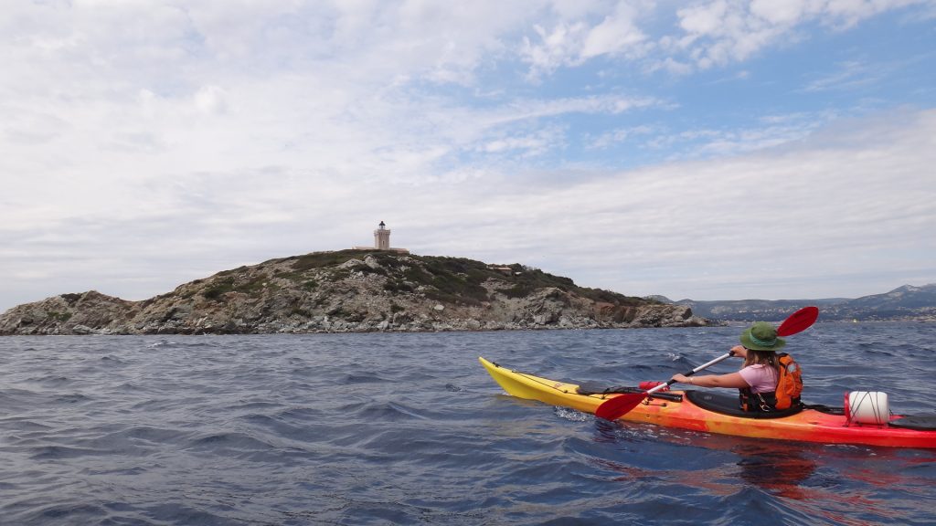 embiez en kayak de mer teambulding Côte rocheuse et mer Criques isolées Embiez Plage et pinède Embiez Panorama mer et îles Sentiers côtiers Embiez Îles Embiez préservées