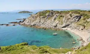 Mer turquoise îles d’Embiez Falaises et criques Embiez Sentiers nature îles Embiez Littoral sauvage Embiez Vue panoramique îles Embiez Massif méditerranéen Emb