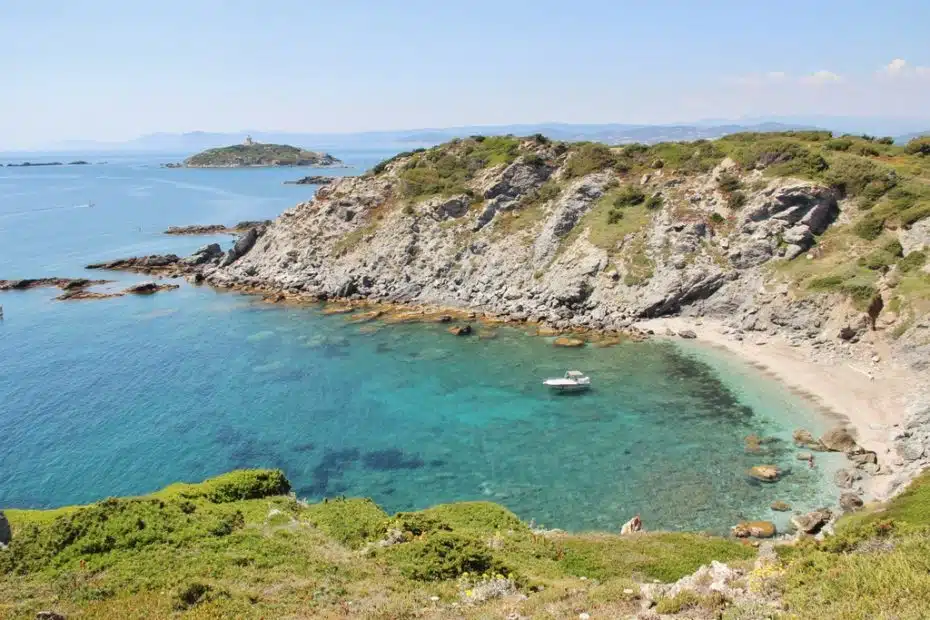 Mer turquoise îles d’Embiez Falaises et criques Embiez Sentiers nature îles Embiez Littoral sauvage Embiez Vue panoramique îles Embiez Massif méditerranéen Emb