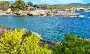 iques secrètes à Porquerolles Mer turquoise îles d’Embiez Falaises et criques Embiez Sentiers nature îles Embiez Littoral sauvage Embiez Vue panoramique îles Embiez Massif méditerranéen Emb Escapade nature île Porquerolles Plage et mer turquoise Côte rocheuse préservée Panorama coucher soleil Porquerolles Plage isolée et criques