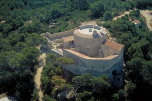 venture paysage et nature Falaises abruptes La Ciotat Criques et plages isolées Littoral préservé Provence Exploration calanques secrètes Vue spectaculaire La Ciotat Randonnée panorama calanques Nature sauvage bord mer