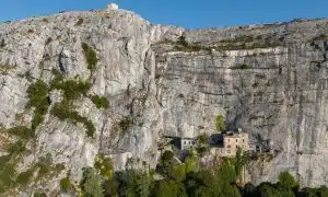 randonnée nature et botanique randonnée hors sentiers battus randonnée guidée originale immersion nature Provence découverte flore et géologie randonnée familiale guidée